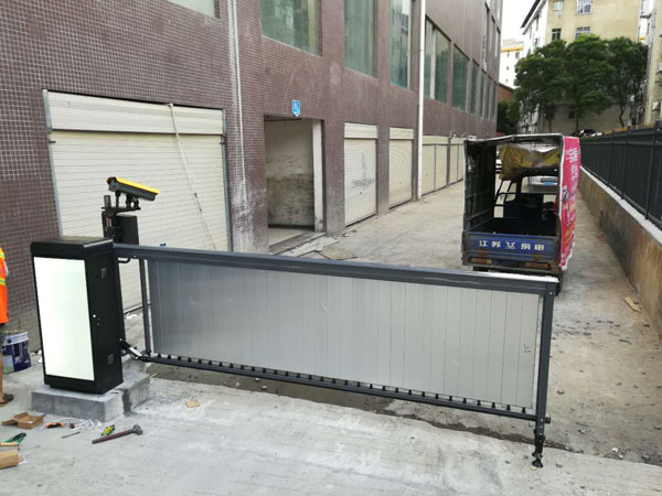 安仁龙祥广场车牌识别广告道闸案例